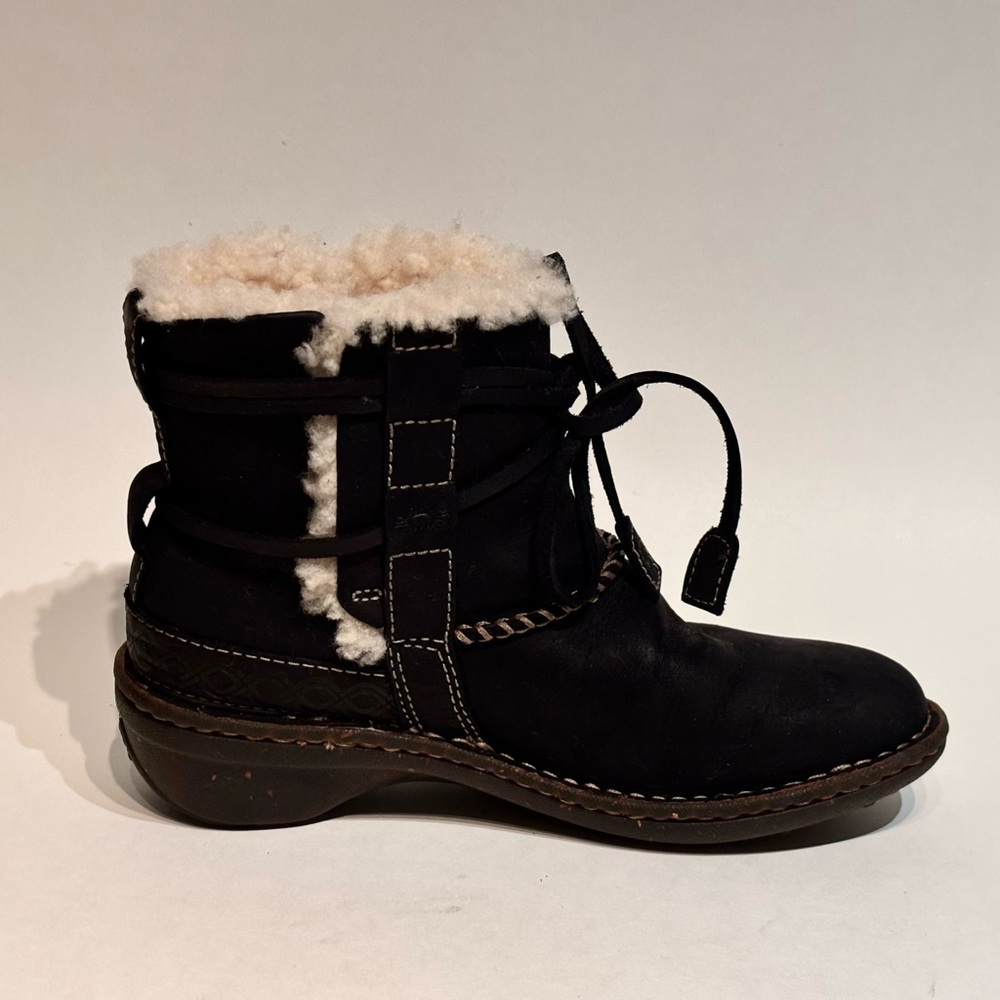 UGG Australia Cove Black Leather Shearling Sheepskin Lined Ankle Boots Size 5